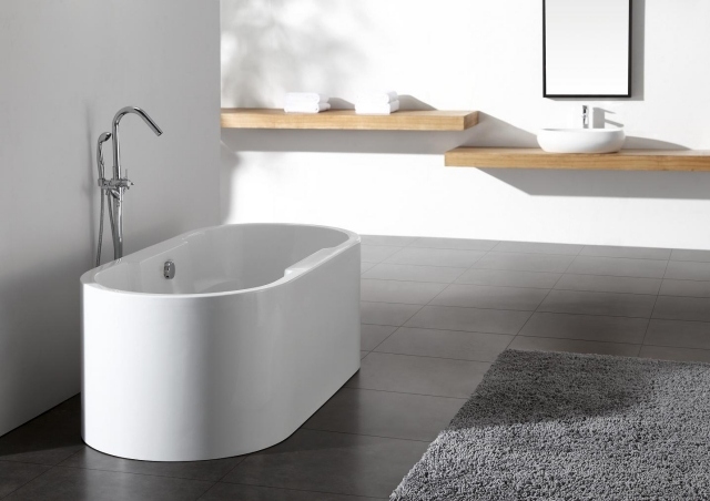 tapis-salle-bains-gris-clair-élégant-design-épuré-baignoire-blanche tapis de salle de bains
