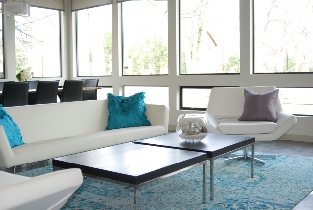 tapis salon moderne bleu canapé fauteuils blanc