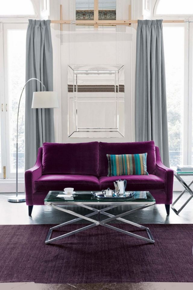 tapis-violet-canapé-lilas-table-relevable-lampe-pied-blanche