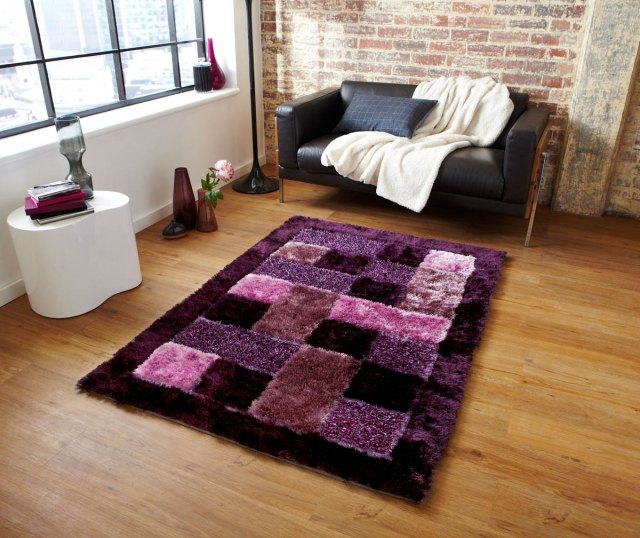 tapis-violet-carreaux-lilas-rose-canapé-cuir-noir-table-basse-blanche