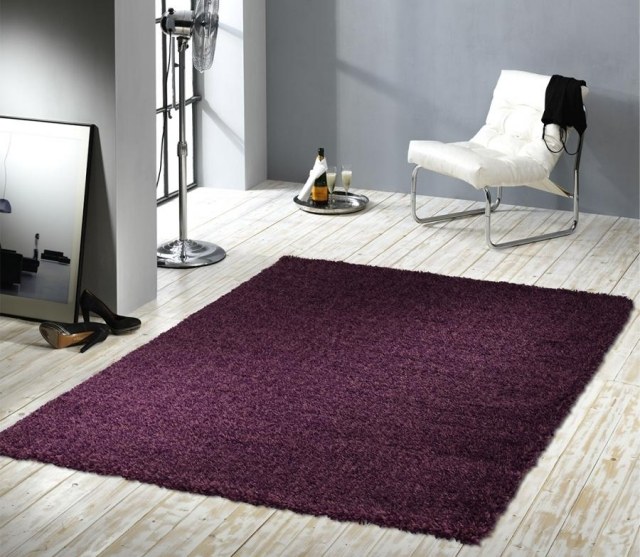 tapis-violet-carré-élégant-plancher-bois-chaise-blanche-ventilateur-pied