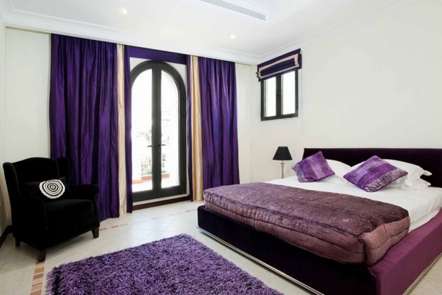 tapis-violet-chambre-coucher-shaggy-rideaux-coussins