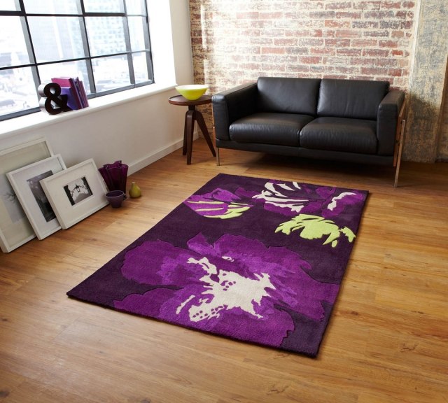 tapis-violet-motifs-floraux-canapé-cuir-noir tapis violet