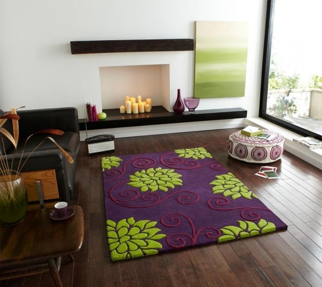 tapis-violet-motifs-floraux-vert-anis-tabouret-blanc-motifs-rouges-salon tapis violet