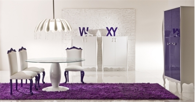 tapis-violet-salle-manger-blanche-élégante-vaisselier-blanc-violet-chaises-blanches-table-ronde