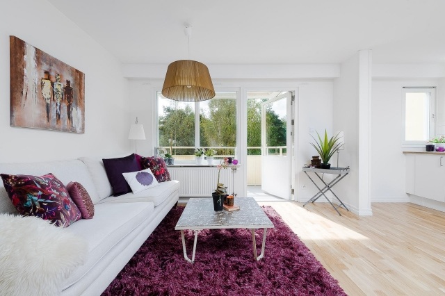 tapis-violet-salon-blanc-spacieux-canapé-blanc-coussins-décoratifs-violet-motifs