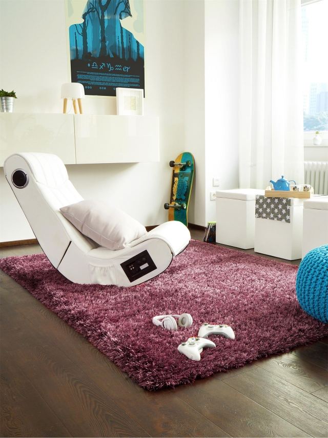 tapis-violet-salon-blanc-élégant-fauteuil-blanc-confortable-accents-bleus tapis violet