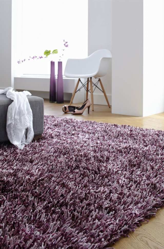 tapis-violet-shaggy-chambre-coucher-chaise-blanche-moderne tapis violet
