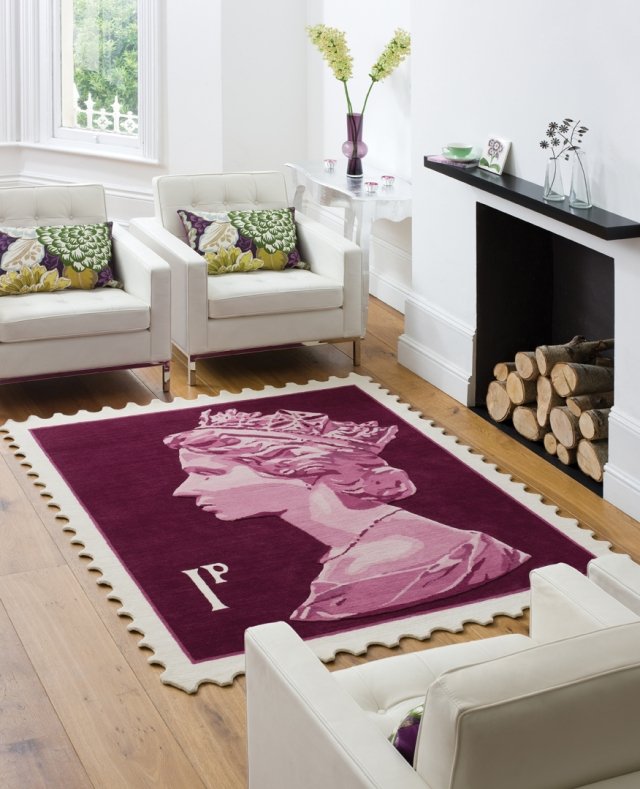 tapis-violet-timbre-motifs-blancs-fauteuils-blancs-cheminée tapis violet
