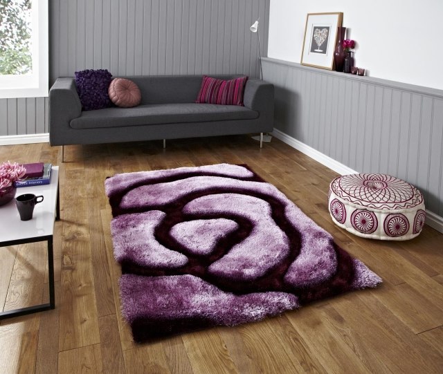tapis-violet-élégant-accents-blancs-tabouret-canapé-gris-coussins