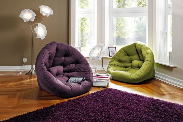 tapis-violet-élégant-salon-fauteuils-ronds-lampes-pied-fleurs