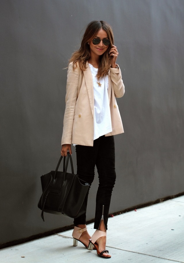 tenue-femme-2014-automne-veste-rose-pâle-chemise-blanche-sac-main-noir tenue femme 2014