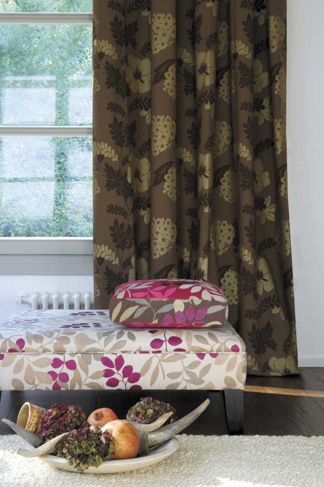 tissus-ameublement-petit-canapé-motifs-floraux-lilas-beige-clair