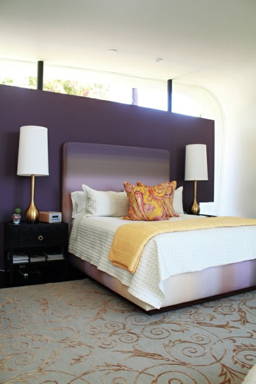 vue lit comfortable chambre violette