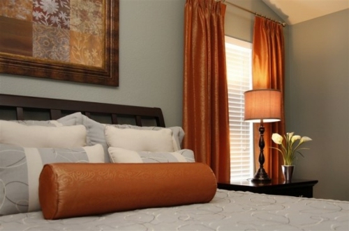 vue rideaux orange chambre grand lit