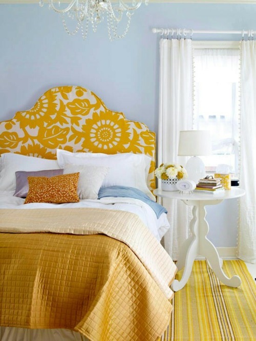 vue tete lit motifs jaunes chambre coucher feminine