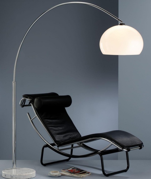 éclairage-salon-idée-originale-lampe-sol-chaise-tout-confort