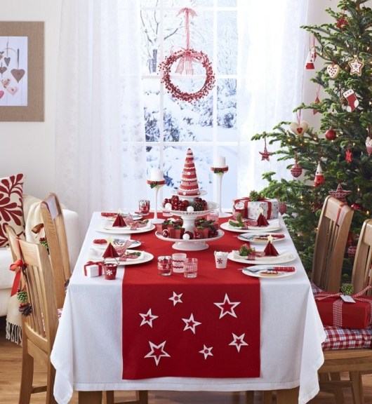 Belle table de Noël en rouge blanc