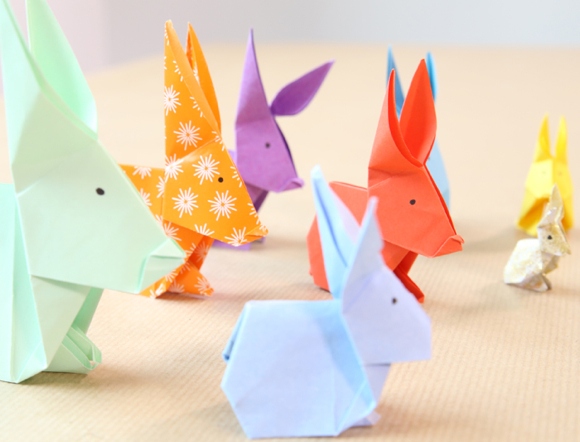 Lapins en origami comme décoration Pâques