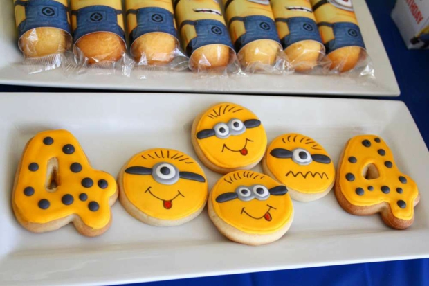 Kit De Fête Moi, Moche Et Méchant 4 – Minions – 11 Pièces (assiettes, Serviettes, Nappe, Jeux…)