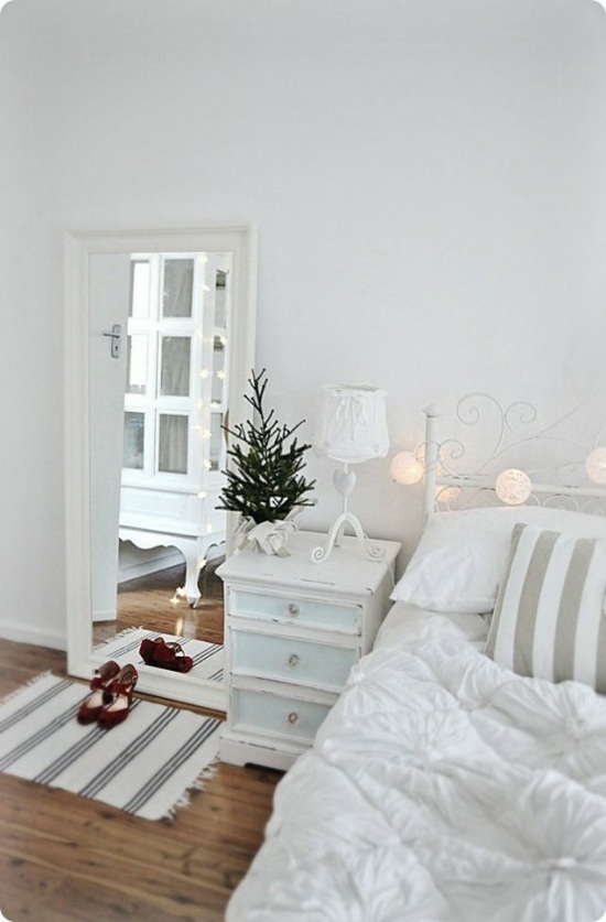chambre à coucher minimaliste tout en blanc