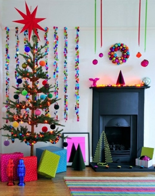  Sapin de Noël décoré plein de couleurs minimaliste déco
