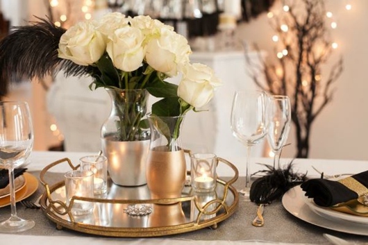 Déco table conçue en noir blanc or riche chaleur splendeur 