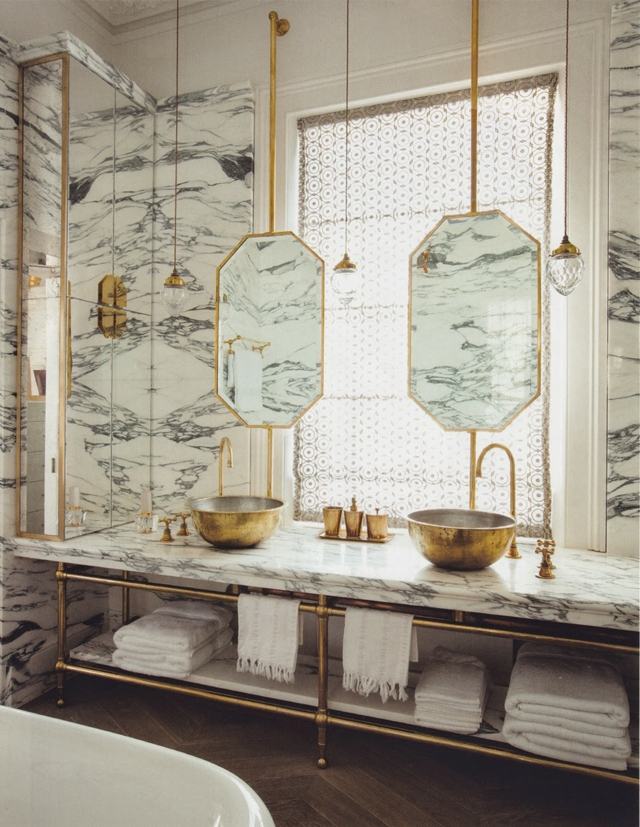 Salle bains splendide petit détail décoration dorée cadre miroir 