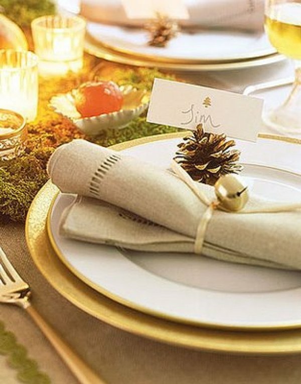 pins mousse décoration éléments dorés pour votre table de fête