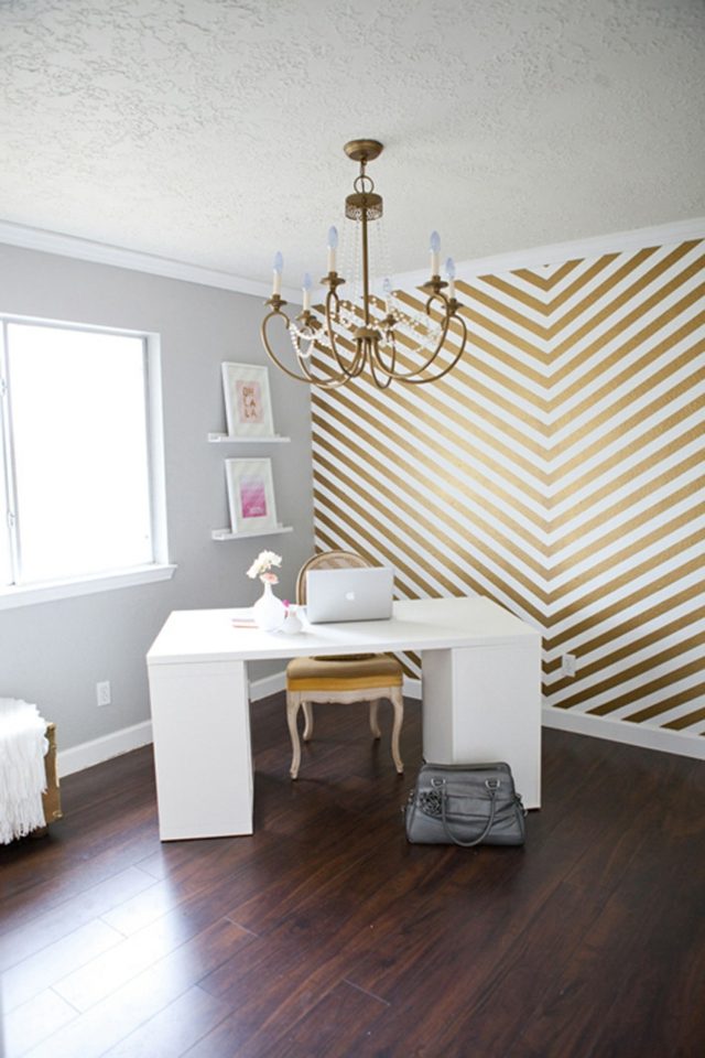 mur bureau papier peint lignes blanches et dorées 