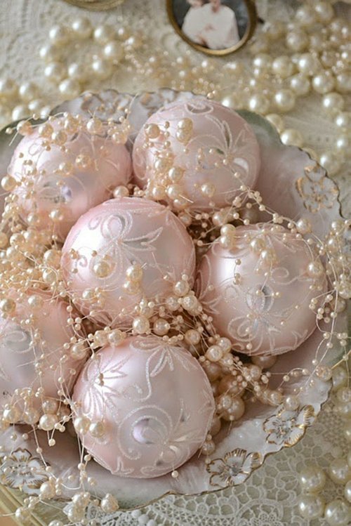 Perles et ornements roses détail déco Noël maison