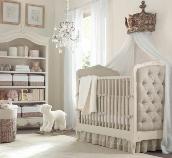 petit bébé lit royal et majesté en beige et blanc 
