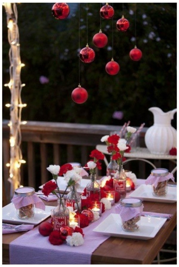 Déco stylée en boules Noël suspendus rouge blanc fleurs