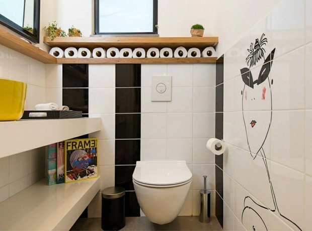 salle de bain compacte avec carrelage dessiné