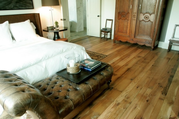 superbe chambre à coucher avec bois dur recycle au sol