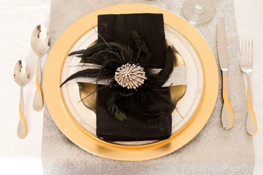 Exemple décoration de table nouvel an noir assiette dorée occasion