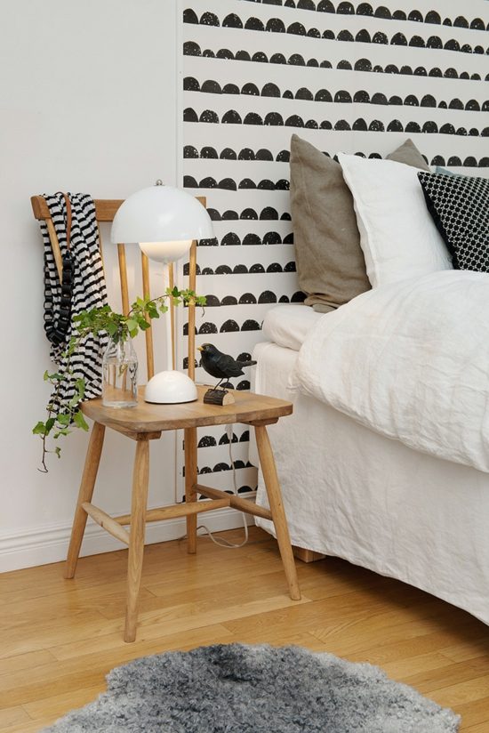 variante avec chaise simple en bois noir blanc minimalisme 