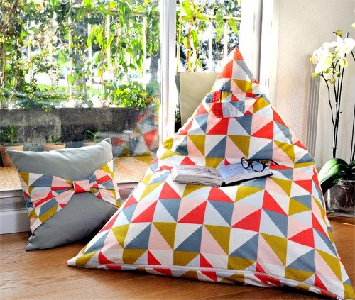 Pouf triangulaires six couleurs  ambiance amicale 