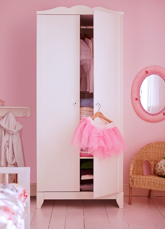 Armoire fille en blanc dans sa chambre rose