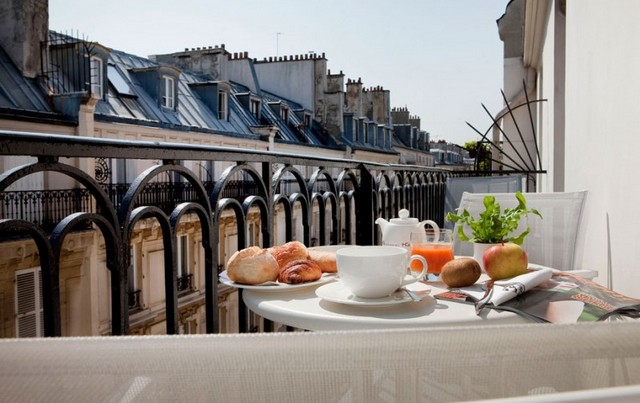 Hotel Gabriel Paris balcon petit dejeuner