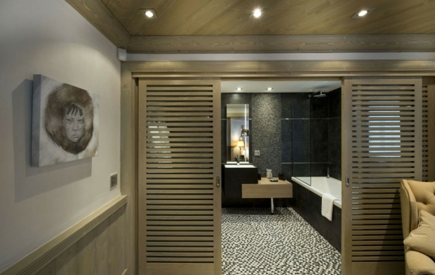 belle salle de bain avec portes coulissantes bois