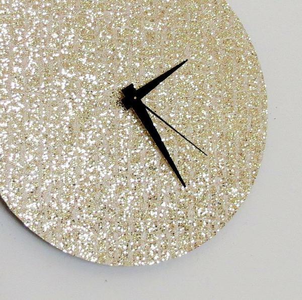 Horloge design peu plus féminine plein paillette dorée