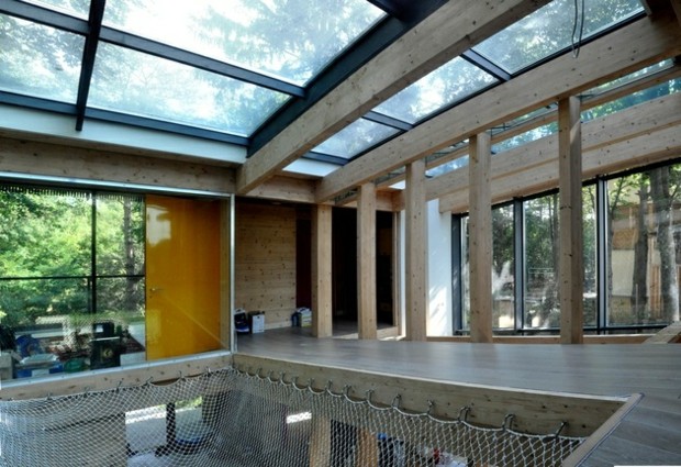 intérieur vaste aéré toit vitres structure bois