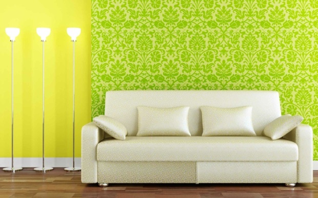 salon minimaliste marqué par papier peint vert vif