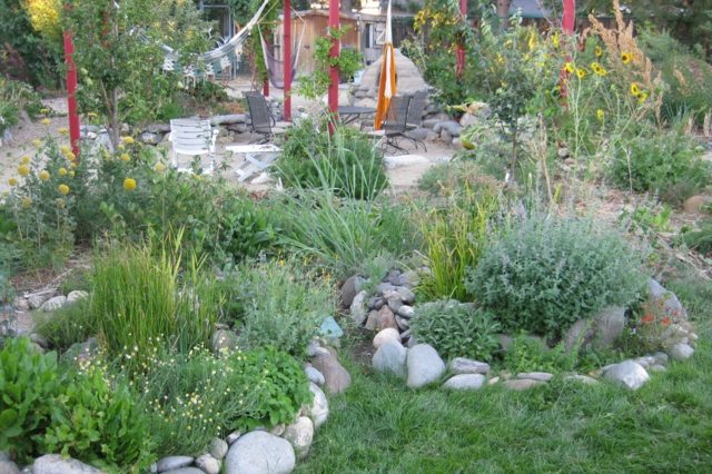 aménagement jardin extérieur permacole buttes pierres