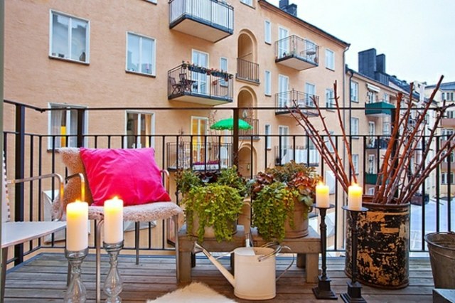 design moderne terrasse idée balcon terrasse chaises coussin rose moderne plante bois bougie