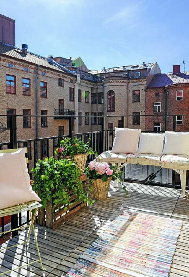 design moderne terrasse balcon plante tapis déco design coussins roses chaises belle vu ville nature