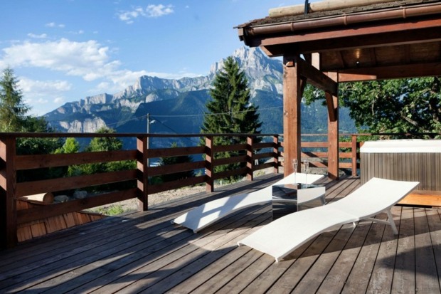 belle terrasse bois avec chaises longues