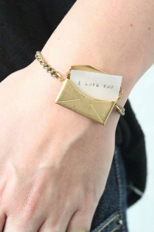 bracelet pour elle avec enveloppe pour messages doux