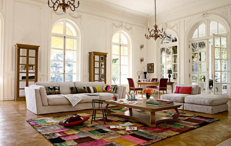 roche bobois mobilier salon canapé coussins tapis de sol table en bois salon